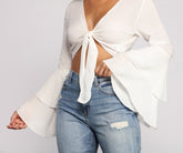 Gewebtes Crop-Top mit Glockenärmeln und Bindeband vorn